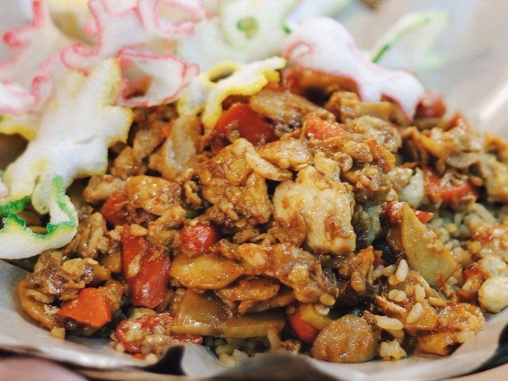 Nasi Goreng Gila Soetomo: Rasa yang Menggugah Semangat di Setiap Suapan